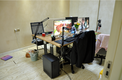 ▲段某等人的工作室里 电脑还在直播画面上