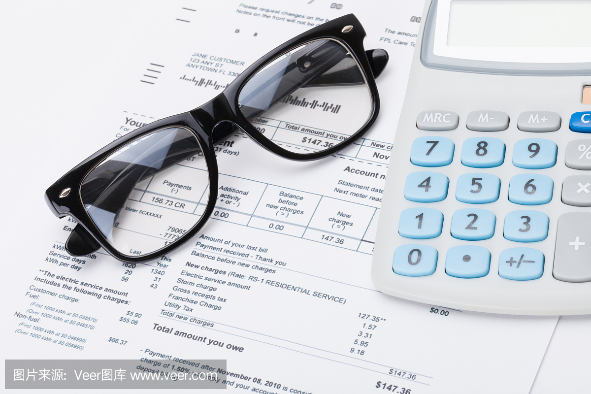 计算器,眼镜和公用事业帐单-工作室拍摄